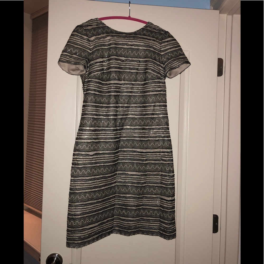 Fitted short sleeve dress above the knee.